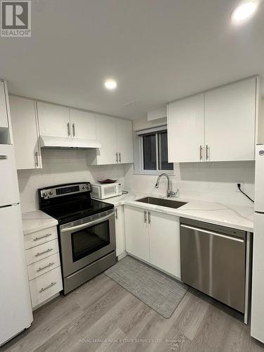 Bsmt - 2389 Morrison Avenue, Mississauga, ON - Indoor Photo Showing Kitchen
