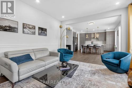 202 Skipper Drive, Ottawa, ON - Indoor Photo Showing Living Room