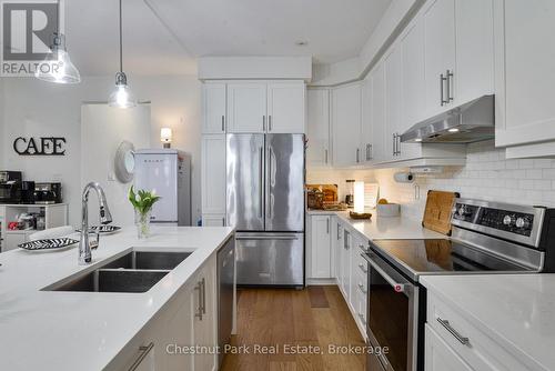 5 Hunter Place, Bracebridge (Macaulay), ON - Indoor Photo Showing Kitchen With Double Sink With Upgraded Kitchen