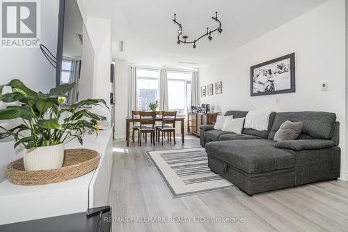 514 - 44 Bond Street W, Oshawa, ON - Indoor Photo Showing Living Room