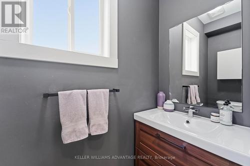 4 Cranberry Lane, Barrie, ON - Indoor Photo Showing Bathroom