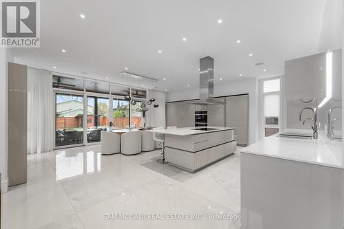 1589 Glenhill Crescent, Mississauga, ON - Indoor Photo Showing Kitchen With Upgraded Kitchen