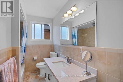 Full Bath Main Floor with Bathtub - 35 Trenholme Crescent, Hamilton, ON - Indoor Photo Showing Bathroom