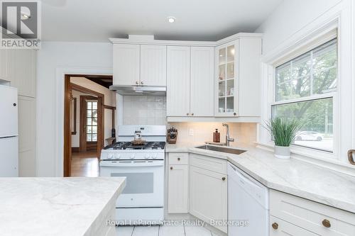 7 Pinehill Road, St. Catharines (Old Glenridge), ON - Indoor Photo Showing Kitchen