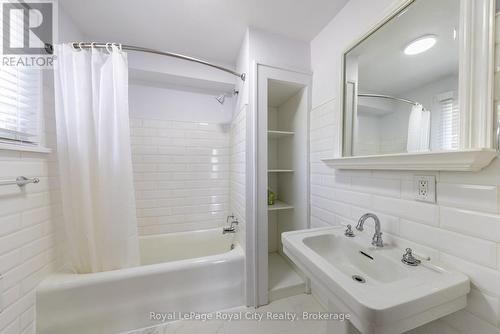 76 London Road W, Guelph (Exhibition Park), ON - Indoor Photo Showing Bathroom