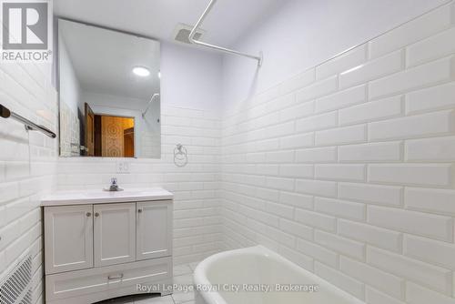 76 London Road W, Guelph (Exhibition Park), ON - Indoor Photo Showing Bathroom