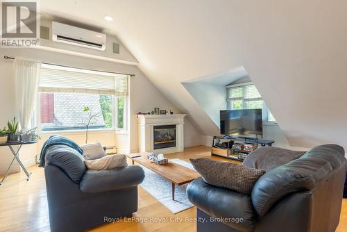 76 London Road W, Guelph (Exhibition Park), ON - Indoor Photo Showing Living Room With Fireplace