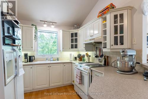 76 London Road W, Guelph (Exhibition Park), ON - Indoor Photo Showing Kitchen With Double Sink
