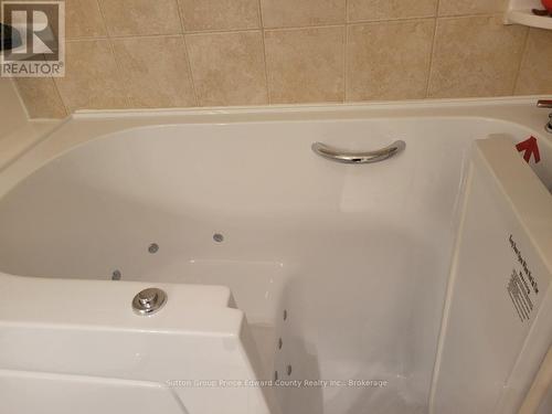 Walk in tub-just what you always wanted! - 5 - 16 Lane Avenue, Belleville (Belleville Ward), ON - Indoor Photo Showing Bathroom