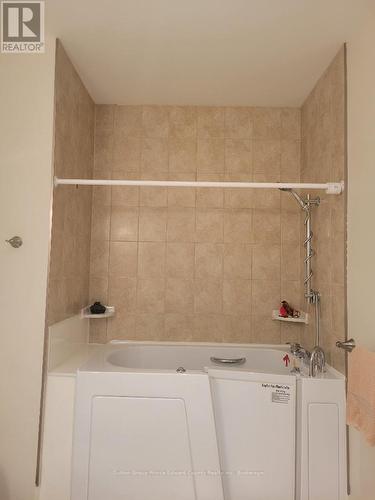 Easily used as shower as well as tub - 5 - 16 Lane Avenue, Belleville (Belleville Ward), ON - Indoor
