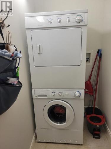 Main level laundry area with scrub tub - 5 - 16 Lane Avenue, Belleville (Belleville Ward), ON - Indoor Photo Showing Laundry Room