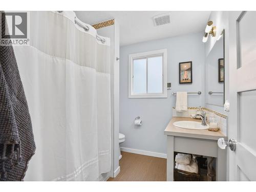 8110 & 8120 Busk Road, Balfour, BC - Indoor Photo Showing Bathroom