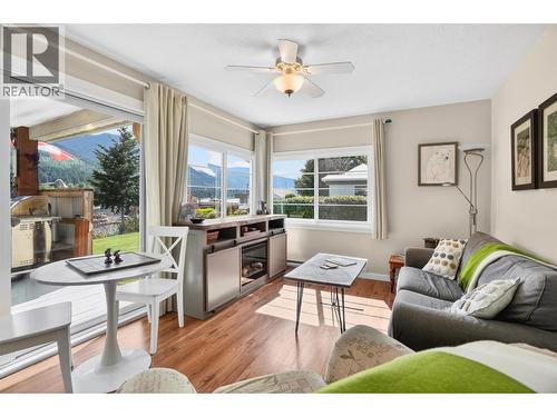 8110 & 8120 Busk Road, Balfour, BC - Indoor Photo Showing Living Room