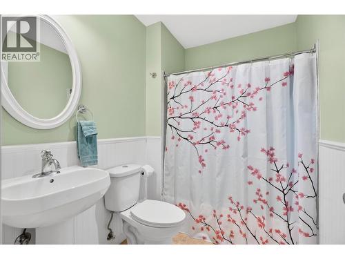 8110 & 8120 Busk Road, Balfour, BC - Indoor Photo Showing Bathroom