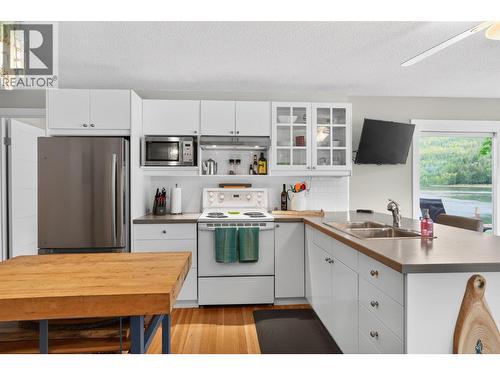 8110 & 8120 Busk Road, Balfour, BC - Indoor Photo Showing Kitchen With Double Sink