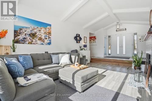 81 Thomson Drive, Hamilton, ON - Indoor Photo Showing Living Room