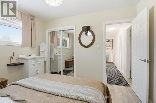 81 Thomson Drive, Hamilton, ON - Indoor Photo Showing Bedroom