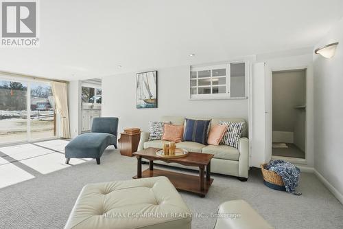 81 Thomson Drive, Hamilton, ON - Indoor Photo Showing Living Room