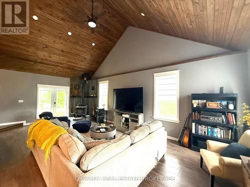 94 Caintown Road, Front Of Yonge, ON - Indoor Photo Showing Living Room