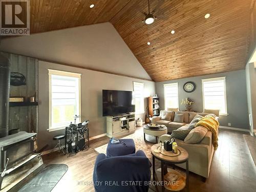 94 Caintown Road, Front Of Yonge, ON - Indoor Photo Showing Living Room
