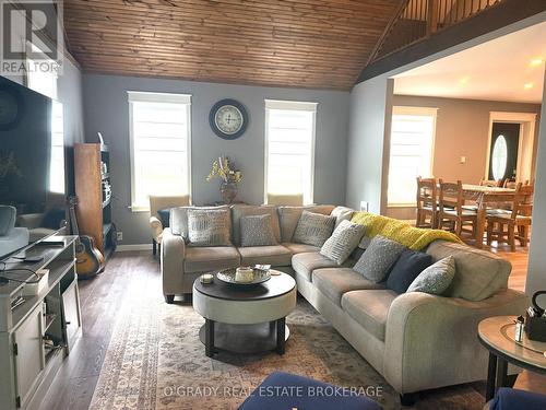 94 Caintown Road, Front Of Yonge, ON - Indoor Photo Showing Living Room