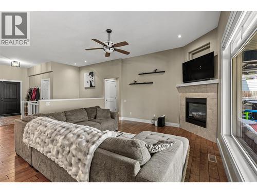 1601 Tower Ranch Boulevard, Kelowna, BC - Indoor Photo Showing Living Room With Fireplace