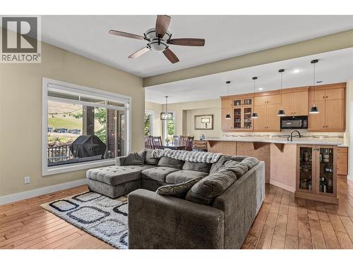 1601 Tower Ranch Boulevard, Kelowna, BC - Indoor Photo Showing Living Room