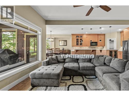 1601 Tower Ranch Boulevard, Kelowna, BC - Indoor Photo Showing Living Room