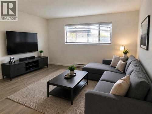 217 8Th Street S, Cranbrook, BC - Indoor Photo Showing Living Room