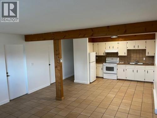 217 8Th Street S, Cranbrook, BC - Indoor Photo Showing Kitchen With Double Sink