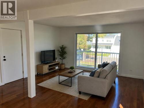 217 8Th Street S, Cranbrook, BC - Indoor Photo Showing Living Room