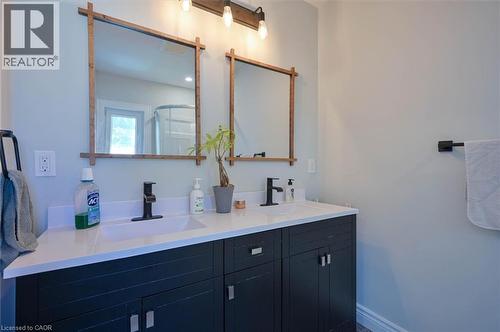 15 Manchester Street, Cambridge, ON - Indoor Photo Showing Bathroom