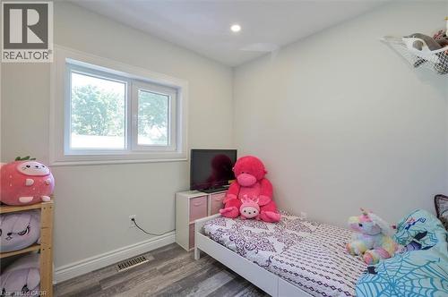 15 Manchester Street, Cambridge, ON - Indoor Photo Showing Bedroom