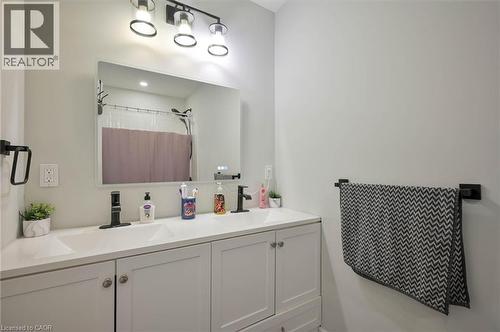 15 Manchester Street, Cambridge, ON - Indoor Photo Showing Bathroom
