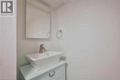 15 Manchester Street, Cambridge, ON - Indoor Photo Showing Bathroom