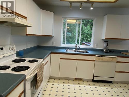945 Pine Crescent, Genelle, BC - Indoor Photo Showing Kitchen With Double Sink