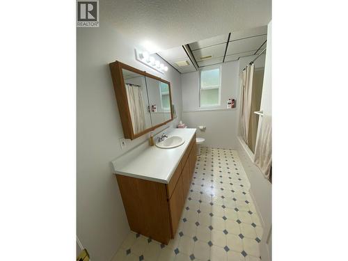 945 Pine Crescent, Genelle, BC - Indoor Photo Showing Bathroom