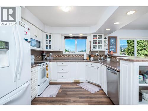 6485 Cardinal Road, Vernon, BC - Indoor Photo Showing Kitchen