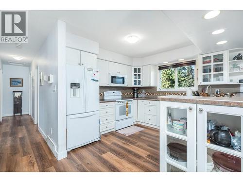 6485 Cardinal Road, Vernon, BC - Indoor Photo Showing Kitchen