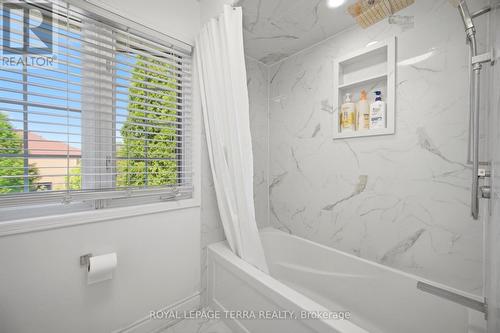 6262 Miriam Way, Mississauga, ON - Indoor Photo Showing Bathroom