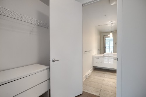 Closet - 604-901 Rue De La Commune E., Montréal (Ville-Marie), QC - Indoor