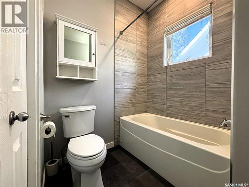 819 5Th Avenue N, Saskatoon, SK - Indoor Photo Showing Bathroom