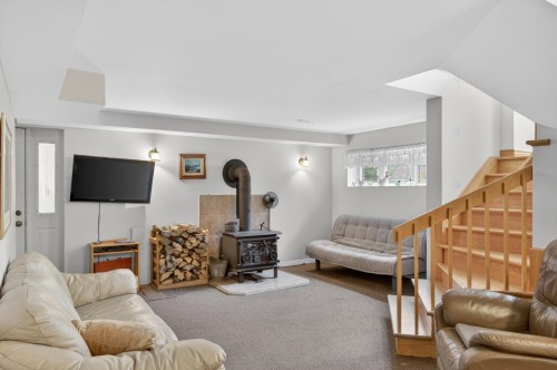 Salle familiale - 8 Rue Des Guides, La Minerve, QC - Indoor Photo Showing Living Room