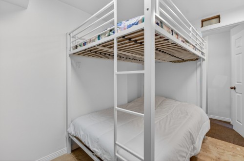 Salle de lavage - 8 Rue Des Guides, La Minerve, QC - Indoor Photo Showing Bedroom