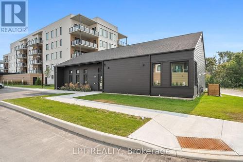 402 - 19B West Street N, Kawartha Lakes, ON - Outdoor With Balcony