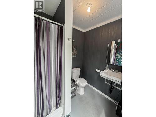 7532 Thomas Point Road, Sheridan Lake, BC - Indoor Photo Showing Bathroom