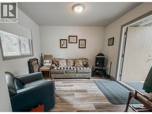 7532 Thomas Point Road, Sheridan Lake, BC - Indoor Photo Showing Living Room