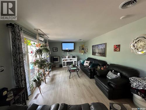 310 2Nd Avenue S, Rockglen, SK - Indoor Photo Showing Living Room
