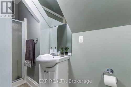 97 Ontario Avenue, Hamilton, ON - Indoor Photo Showing Bathroom