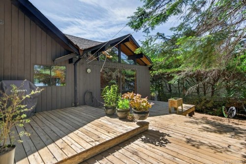 7630 Ships Point Rd, Fanny Bay, BC 